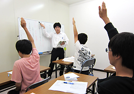 少人数・個別指導の長谷塾　選べる学習システム　少人数クラス　中学生クラス授業風景