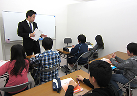 少人数・個別指導の長谷塾　選べる学習システム　少人数クラス　小学生クラス授業風景